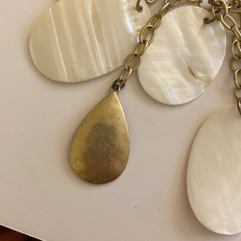 Chaps costume necklace with large genuine seashells on soft bronze tone chain - Picture 4 of 7